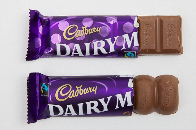  Dwa batony czekolady Cadbury Dairy Milk, jeden w tradycyjnym prostokątnym kształcie, drugi w nowym zaokrąglonym kształcie.