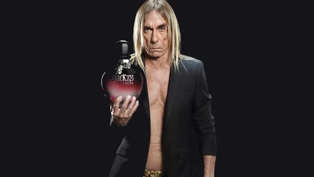 Iggy Pop trzymający duży flakon perfum