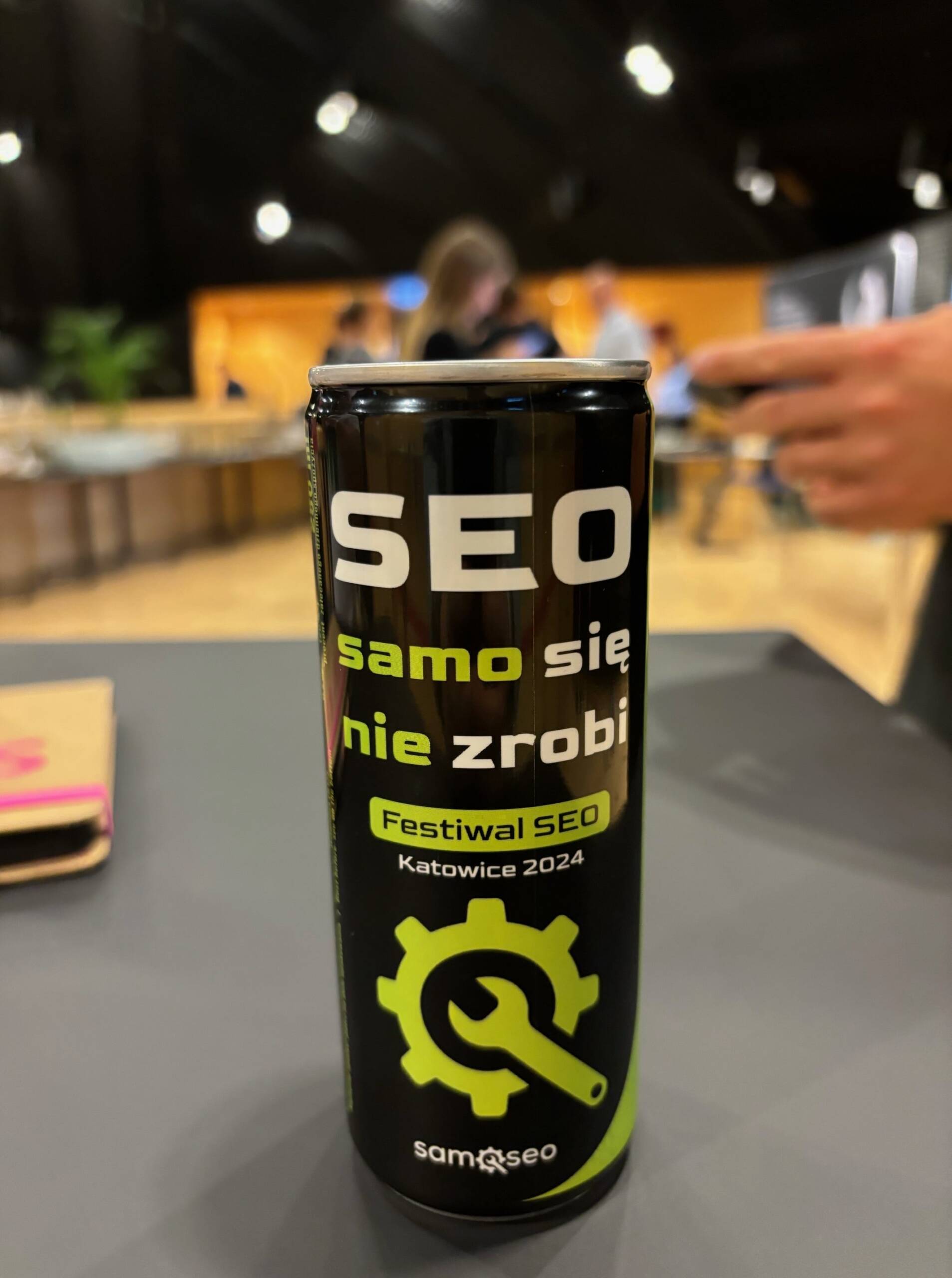 puszka z napojm seo samo się nie zrobi