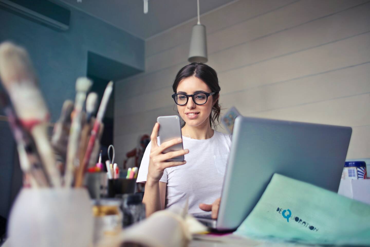 Sprzedaż - Dla większości sklepów e-commerce to najważniejszy wskaźnik sukcesu. Mierzymy tu liczbę konwersji, czyli ile osób dokonało zakupu po interakcji z treścią influencera, oraz wartość sprzedaży, czyli jaka była łączna wartość tych zamówień. ROI to o ostateczny wskaźnik efektywności kampanii. Oblicza się go jako: (Przychód wygenerowany przez kampanię - Koszt kampanii) / Koszt kampanii * 100%. ROI pokazuje czy inwestycja w influencer marketing się opłaca i czy przynosi realne zyski, co jest kluczowe dla długoterminowej strategii marketingowej. Narzędzia do monitorowania: Z czym mierzyć? Efektywne monitorowanie wyników wymaga odpowiednich narzędzi: Google Analytics: To absolutna podstawa każdej kampanii online. Dzięki poprawnie skonfigurowanym UTMom możesz śledzić ruch, konwersje, ścieżki użytkowników i wiele innych kluczowych danych, które pomogą Ci zrozumieć zachowania klientów. Narzędzia platform społecznościowych: Wbudowane statystyki na platformach takich jak Instagram, YouTube, TikTok czy Facebook (np. poprzez Creator Studio) dostarczają danych o zasięgu i zaangażowaniu poszczególnych postów i kampanii. Dedykowane narzędzia do IM: Platformy, o których wspominaliśmy wcześniej (np. Influtool, BrandBuddies), często mają wbudowane zaawansowane panele do monitorowania i raportowania kampanii, integrujące dane z różnych źródeł. Panel administracyjny Twojego sklepu e-commerce: To tu analizujesz wykorzystanie kodów rabatowych i bezpośrednią sprzedaż przypisaną do konkretnych kampanii. Potencjał i pułapki influencer marketingu Influencer marketing to dziś jedno z najpotężniejszych narzędzi promocji w e-commerce – potrafi skutecznie budować zaufanie, docierać do precyzyjnie dobranych grup odbiorców i generować realne wyniki sprzedażowe. Autentyczne rekomendacje influencerów działają znacznie lepiej niż tradycyjne formy reklamy, szczególnie w czasach przesytu treściami marketingowymi. Współpraca z twórcami internetowymi przynosi dodatkowe korzyści: tworzenie angażujących treści, zwiększenie świadomości marki czy wsparcie dla SEO. Jednak nie jest to rozwiązanie pozbawione wad. Koszty kampanii mogą być wysokie, a efekty trudne do precyzyjnego zmierzenia bez odpowiednich narzędzi. Brak kontroli nad przekazem, ryzyko utraty autentyczności czy współpraca z influencerem o sztucznie napompowanych zasięgach to realne zagrożenia, które mogą podważyć zaufanie do marki. praca influencera