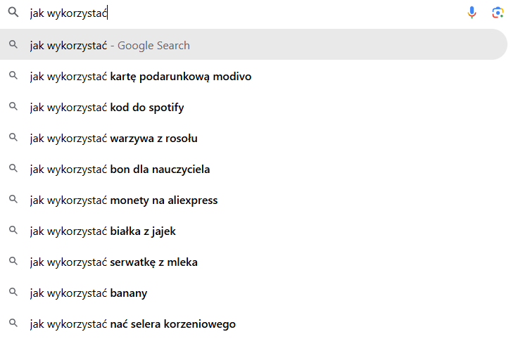 Analiza podobnych fraz long-tail SEO w Google.