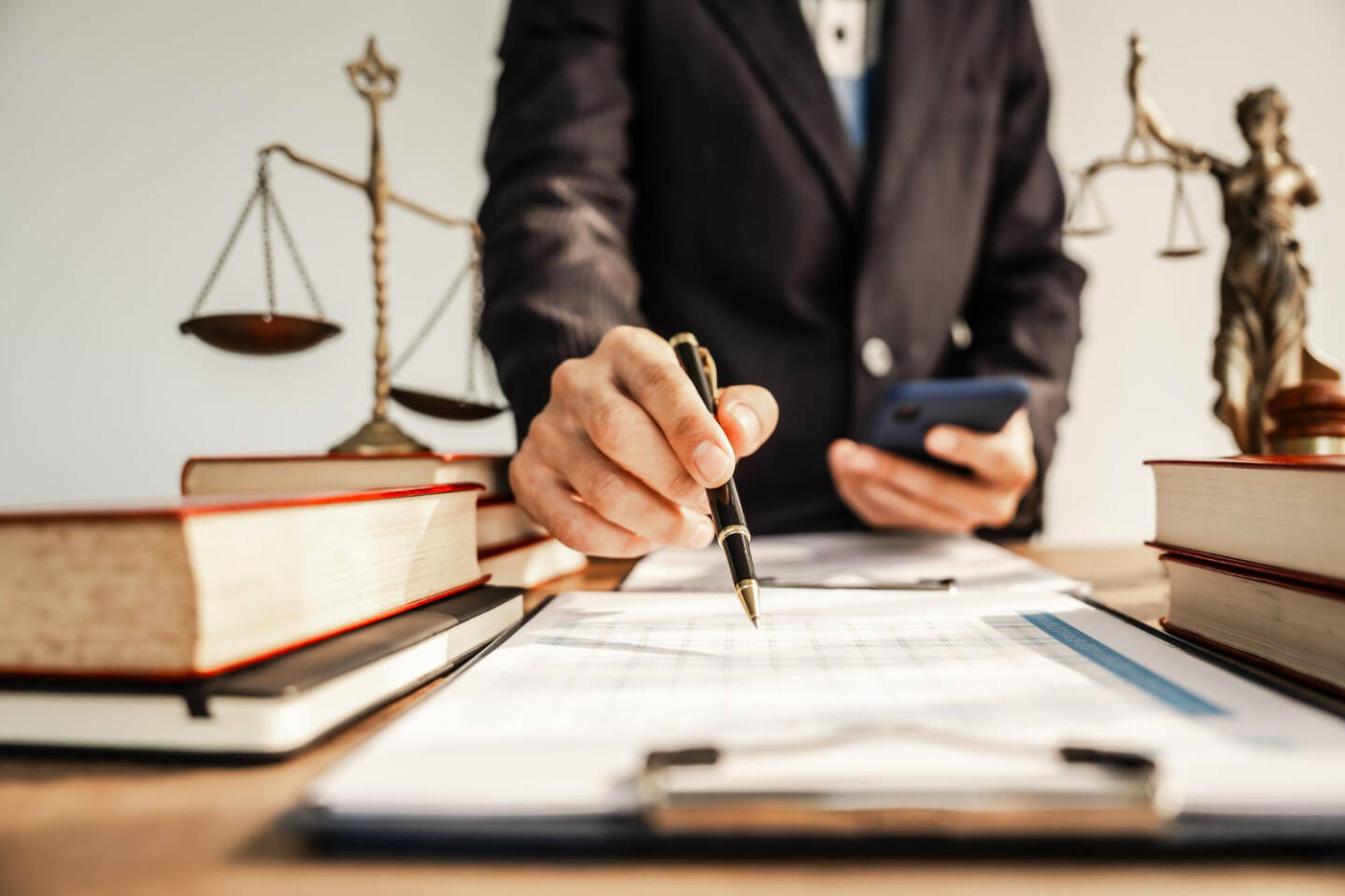 Pozycjonowanie kancelarii prawnych – jakie są ograniczenia i jak działać?