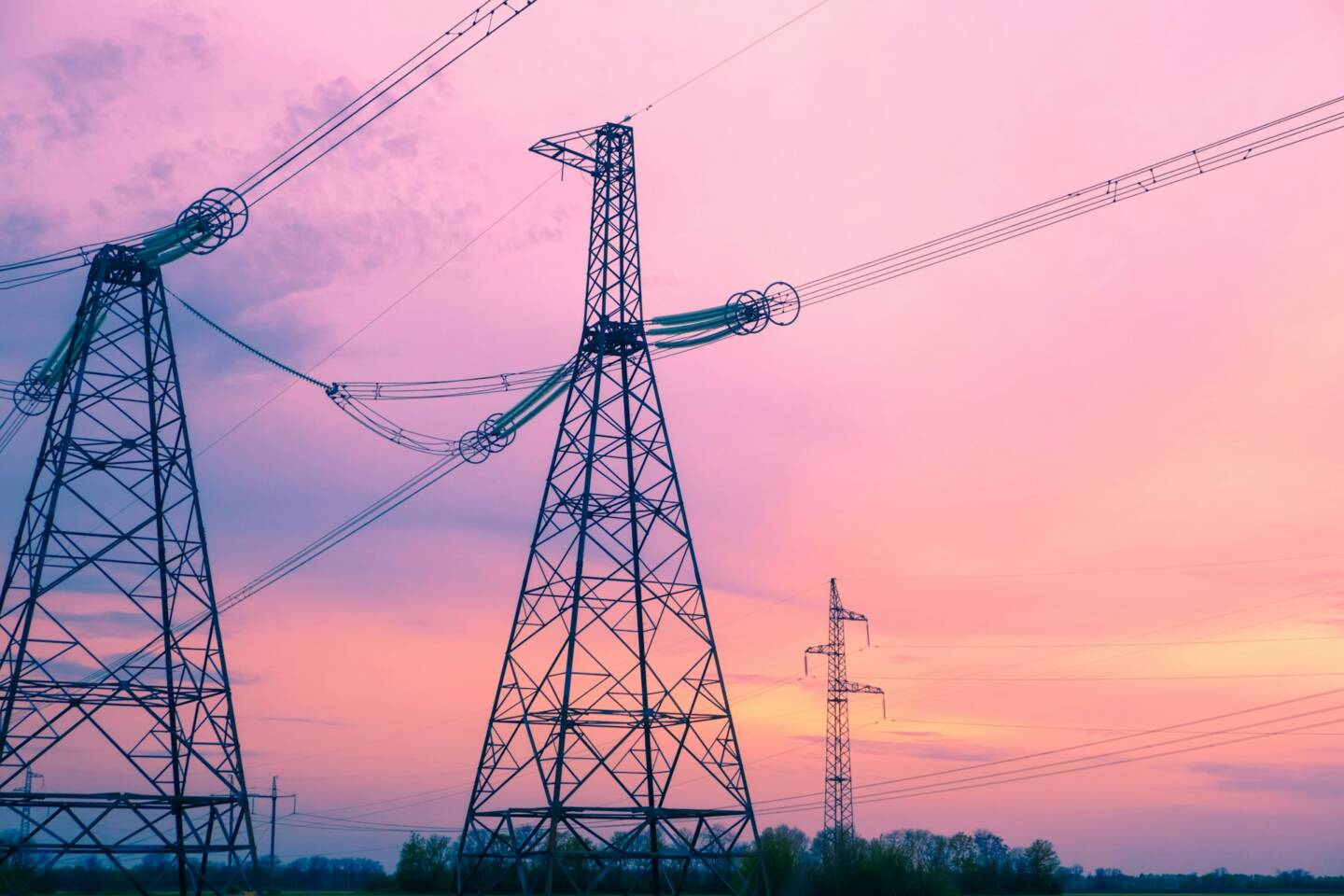Pozycjonowanie dla branży zasilania awaryjnego – jak docierać do klientów na różnych etapach decyzji?